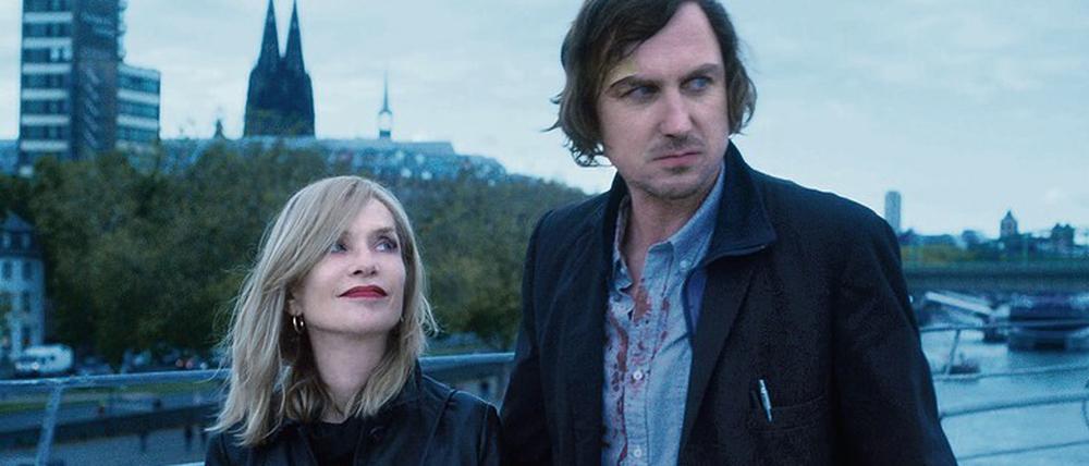 Isabelle Huppert spielt eine Verlegerin, Lars Eidinger einen Autor.