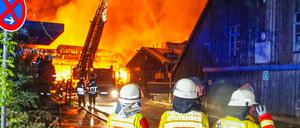 Löscharbeiten nach einem Blitzeinschlag im baden-württembergischen Weingarten.