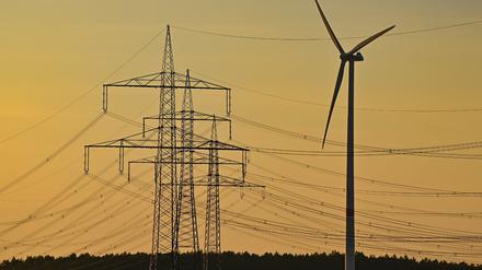 Der Wind, der Wind wird's auch nicht richten. Windenergieanlage hinter Hochspannungsmasten im brandenburgischen Peitz.