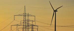 Der Wind, der Wind wird's auch nicht richten. Windenergieanlage hinter Hochspannungsmasten im brandenburgischen Peitz.