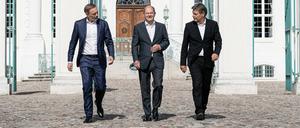 Gute Laune, trotz Krise: Christian Lindner, Olaf Scholz und Robert Habeck in Meseberg. 