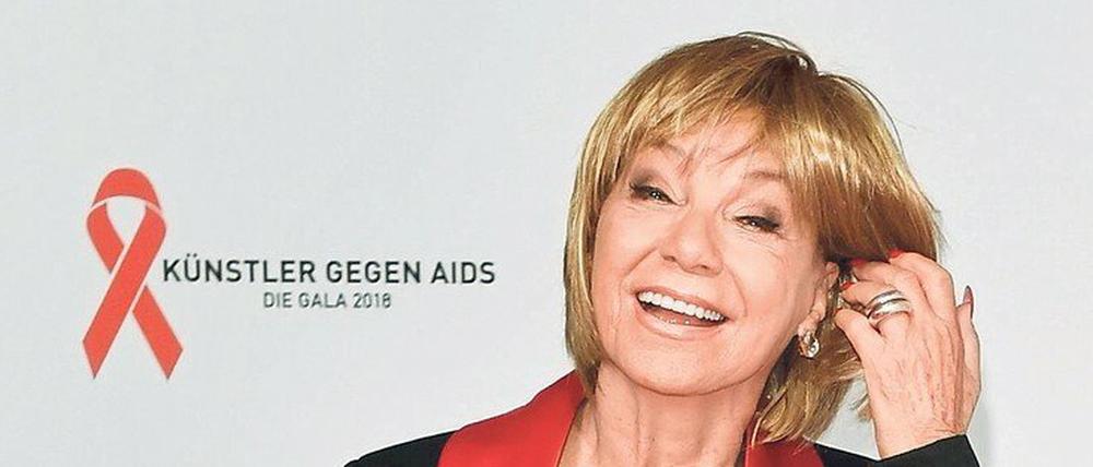  Die Schauspielerin, Chansonsängerin, Synchron- und Hörspielsprecherin Judy Winter (eigentlich Beate Marie Richard; geboren am 4. Januar 1944 in Friedland/Oberschlesien) begann ihre Karriere am Theater Ulm und am Theater Bremen unter der Regie von Kurt Hübner beziehungsweise Peter Zadek. Ihren Durchbruch hatte sie 1971 in den Johannes-Mario-Simmel-Verfilmungen „Und Jimmy ging zum Regenbogen“ und „Liebe ist nur ein Wort“. Seit 1998 stand sie als Marlene Dietrich mehr als 600 Mal auf der Bühne. Nun gibt sie bereits zum siebten Mal die flotte Oma Susanne in der Reihe „Familie Bundschuh“. Der Film läuft am Donnerstag um 20 Uhr 15 im zweiten Programm.