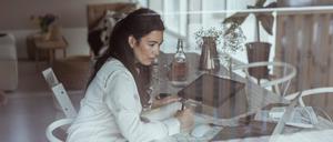 Eine Frau arbeitet an einem Laptop von zuhause aus. (Symbolbild)