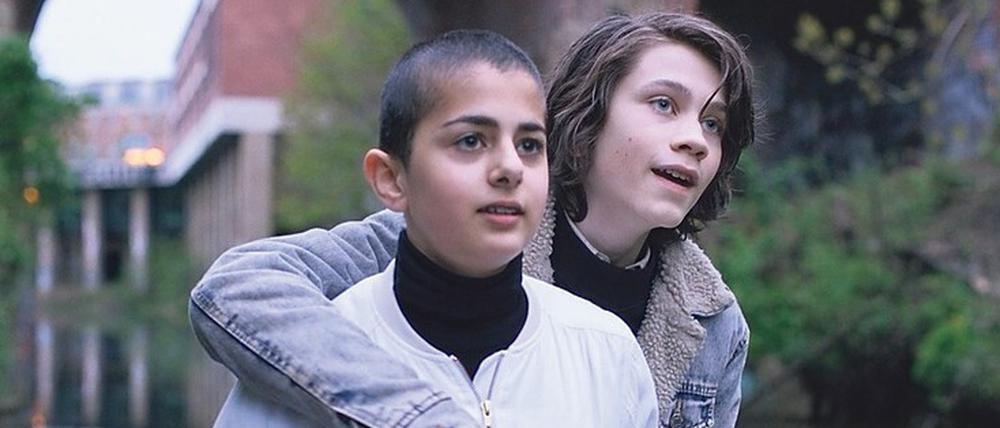 Die Teenager Yasmin (Padmé Hamdemir) und Jónás (Goya Rego) wachsen ohne die Schrecken der Eltern-Generation auf.