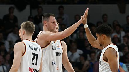Gegen Slowenien zeigten die deutschen Basketballer um Maodo Lo (rechts) und Johannes Voigtmann (2.v.l.) eine starke Leistung. 