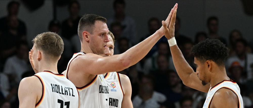 Gegen Slowenien zeigten die deutschen Basketballer um Maodo Lo (rechts) und Johannes Voigtmann (2.v.l.) eine starke Leistung.