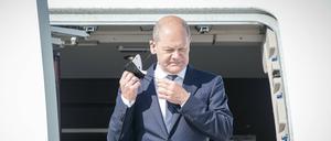 Bundeskanzler Olaf Scholz (SPD) kommt nach der Landung in Prag am 29. August 2022 mit einer Mund-Nasen-Bedeckung aus dem Flugzeug.