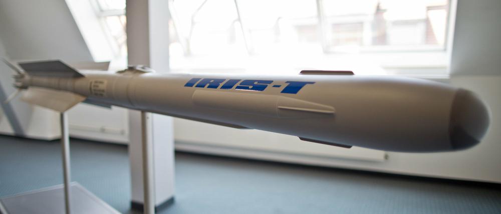Die Luft-Luft-Rakete Iris-T des Industrie- und Rüstungskonzerns Diehl wird am Rande der Jahrespressekonferenz des Unternehmens ausgestellt (Archivfoto).