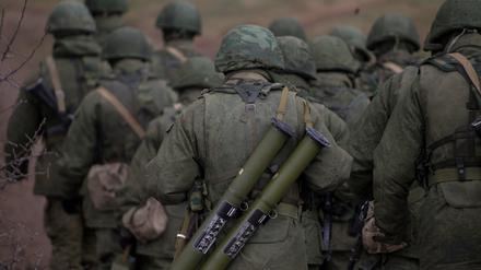 Ein offenbar Angehöriger der russischen Armee mit einer Granate (Symbolfoto).