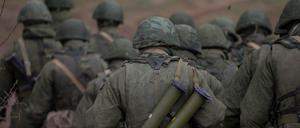Ein offenbar Angehöriger der russischen Armee mit einer Granate (Symbolfoto).