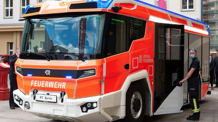Von mehr als tausend Fahrzeugen bei der Feuerwehr sind bislang lediglich 14 abgasfrei, wie dieses E-Löschfahrzeug, das den Berliner Brandbekämpfern 2020 übergeben wurde. Bis 2023 sollen weitere 23 Fahrzeuge dazukommen.