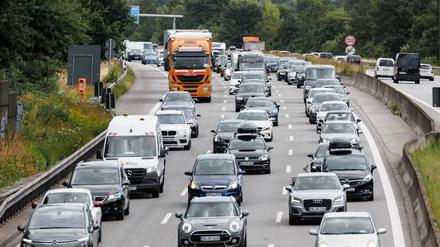 Ein Stau auf einer Autobahn. Gerade im Verkehrssektor scheint Deutschland seine Klimaziele zu verfehlen.