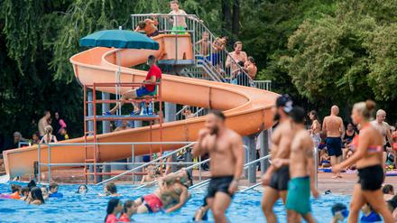 Badegäste schwimmen im Prinzenbad im Stadtbezirk Kreuzberg im Wasserbecken.