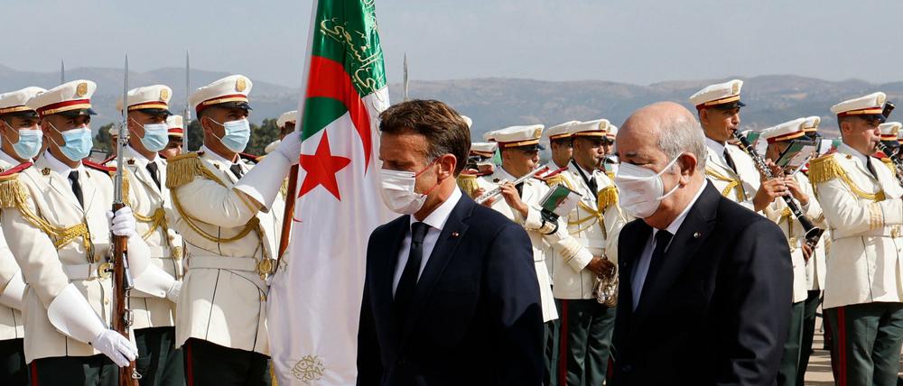Der französische Präsident Emmanuel Macro (l.) trifft in Algerien ein. Neben ihm ist der algerische Präsident Abdelmadjid Tebboune.