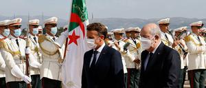 Der französische Präsident Emmanuel Macro (l.) trifft in Algerien ein. Neben ihm ist der algerische Präsident Abdelmadjid Tebboune.