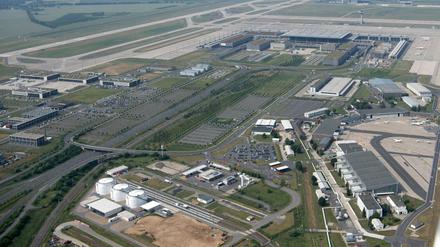 Blick über den Hauptstadtflughafen BER, wo ein Ein- und Ausreisezentrum entstehen soll. (Archivfoto)