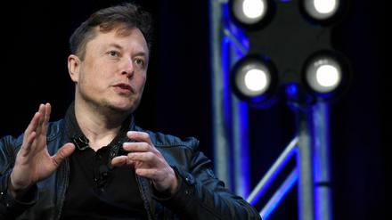 Elon Musk spricht auf einer Konferenz in Washington.