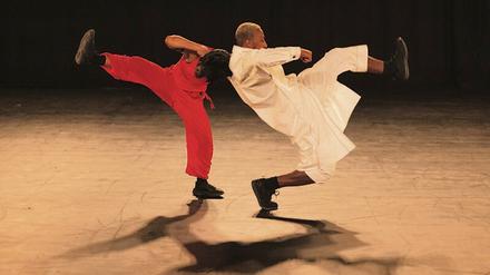 Ein Duo aus der Choreografie „New Creation“ von Bruno Beltrão. 