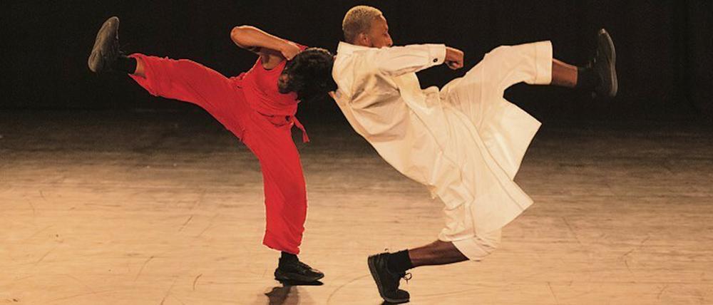 Ein Duo aus der Choreografie „New Creation“ von Bruno Beltrão.