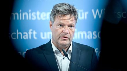 Angesichts der massiven Kritik will Habeck seine bisherigen Pläne für die Gasumlage noch einmal überprüfen (Archivbild).