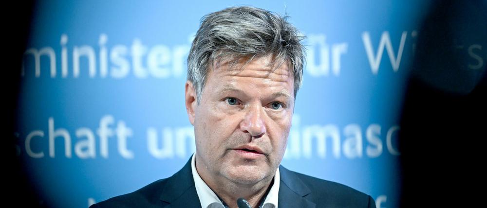 Angesichts der massiven Kritik will Habeck seine bisherigen Pläne für die Gasumlage noch einmal überprüfen (Archivbild).