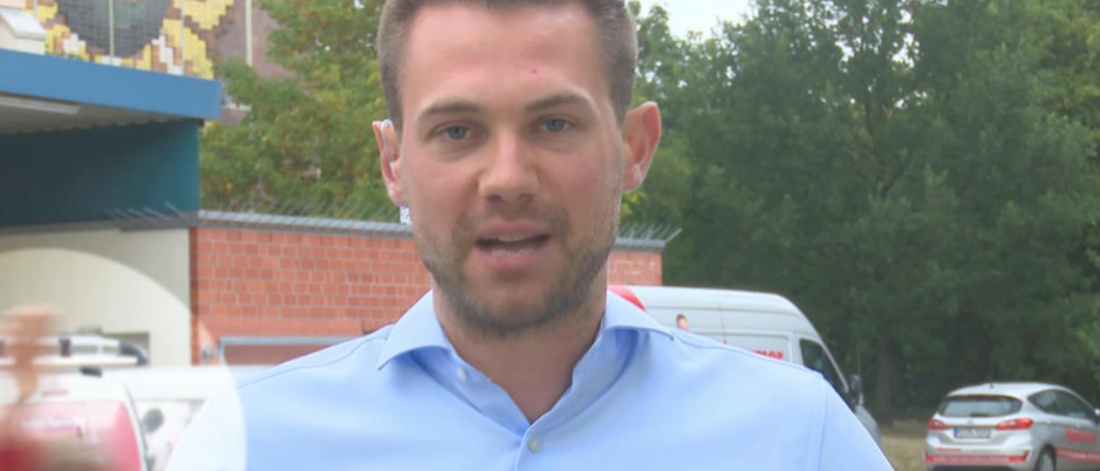 Ein Jugendlicher zeigt bei einer Live-Schalte in Rostock-Lichtenhagen den Hitlergruß.