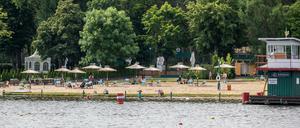 Einlass nur für Anwohner an Tagen mit viel Andrang - das berichten mehrere Menschen vom Strandbad Grünau.