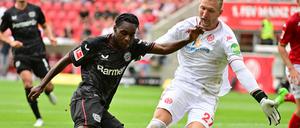 Jeremie Frimpong (li.) umkurvt Mainz-Torwart Robin Zentner vor seinem zweiten Treffer für Leverkusen.
