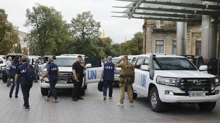 Ein Expertenteam der Internationalen Atomenergiebehörde (IAEA) besteigt UN-Fahrzeuge, um zu Europas größtem Kernkraftwerk Saporischschja zu fahren.