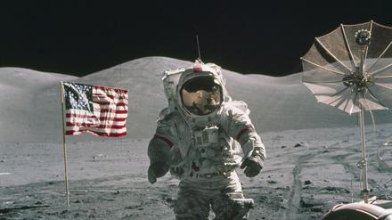 Ein Astronaut der Apollo 17 stapft über den Mond.  