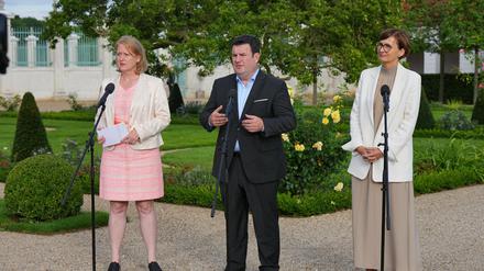 Hubertus Heil (SPD), Bundesminister für Arbeit und Soziales, spricht neben Familienministerin Lisa Paus (l, Bündnis 90/Die Grünen) und Forschungsministerin Bettina Stark-Watzinger (r., FDP).