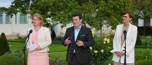 Hubertus Heil (SPD), Bundesminister für Arbeit und Soziales, spricht neben Familienministerin Lisa Paus (l, Bündnis 90/Die Grünen) und Forschungsministerin Bettina Stark-Watzinger (r., FDP).
