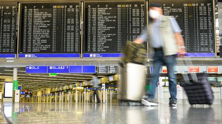 Ein Mann geht während der Corona-Pandemie durch die fast leere Abflughalle am Frankfurter Flughafen. (Symbolbild)