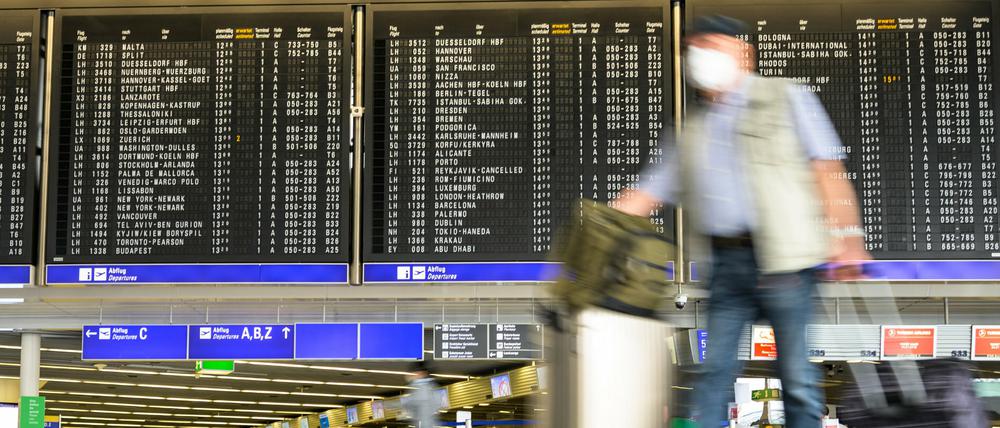 Ein Mann geht während der Corona-Pandemie durch die fast leere Abflughalle am Frankfurter Flughafen. (Symbolbild)