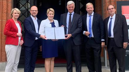 Die Regierende Bürgermeisterin Franziska Giffey, Wirtschaftssenator Stephan Schwarz und Vertretern der Berliner Kammern und Verbände haben am Montag eine Charta zum Energiesparen unterzeichnet.