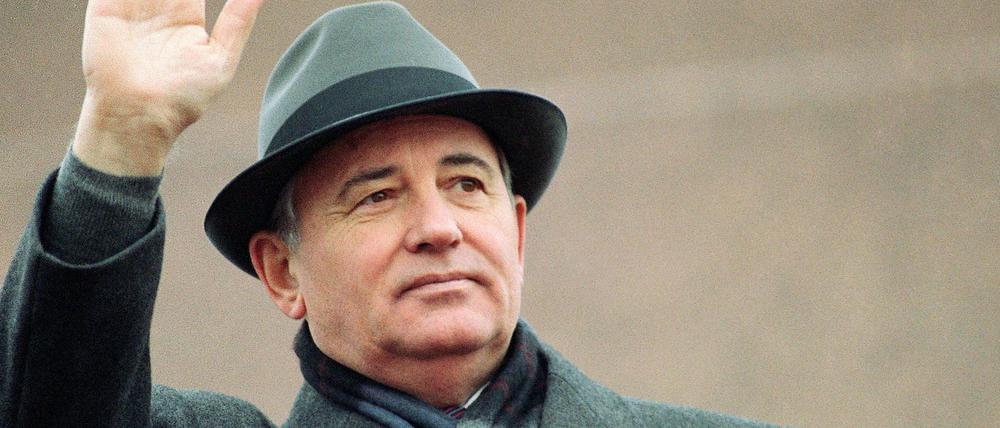 Michail Gorbatschow, damals sowjetischerrr Präsident, winkt von der Tribüne des Roten Platzes während einer Feier zum Tag der Revolution. Er starb am Dienstagabend im Alter von 91 Jahren in Moskau. 