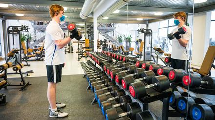 Ein Mann trainiert in einem Fitnessstudio (Symbolbild). 