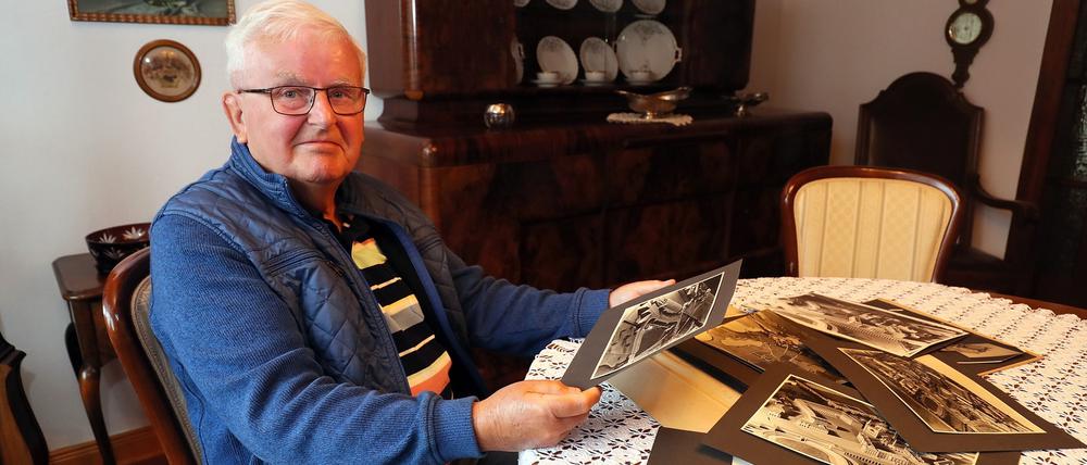 Reinhard Böhm mit den Fotografien aus dem Nachlass seines Vaters.
