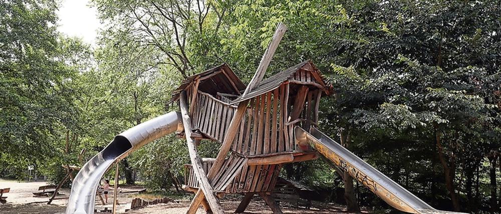 Der Rutschturm auf dem Spielplatz Westkurve ist beliebt und wird entsprechend stark genutzt. Nun soll er bald ersetzt werden.