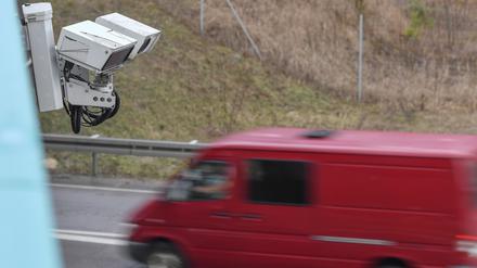 An einer Brücke über der Autobahn 12 ist das System zur automatischen Kennzeichenfahndung angebracht. 
