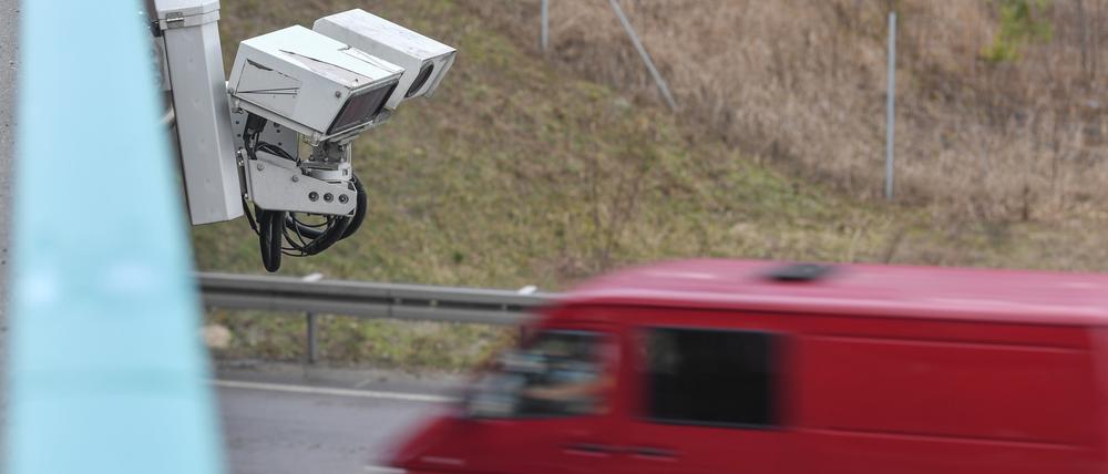 An einer Brücke über der Autobahn 12 ist das System zur automatischen Kennzeichenfahndung angebracht. 