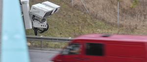 An einer Brücke über der Autobahn 12 ist das System zur automatischen Kennzeichenfahndung angebracht. 