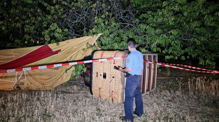 Ein Polizist an der abgesperrten Unfallstelle in Beelitz.