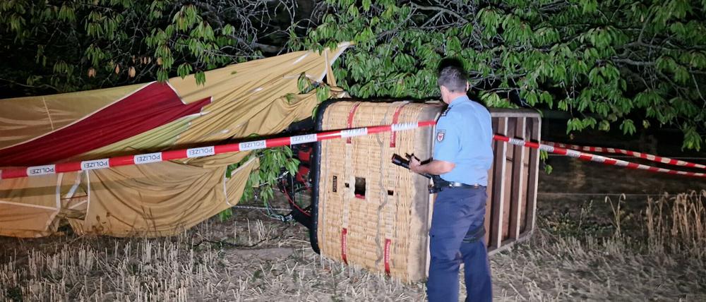 Ein Polizist an der abgesperrten Unfallstelle in Beelitz.