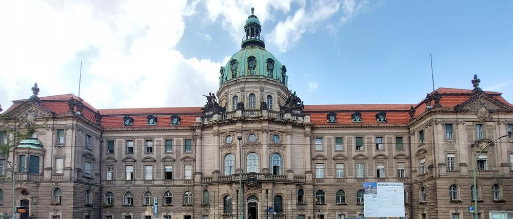 Das Potsdamer Rathaus - hier werden die Umfragen erdacht.