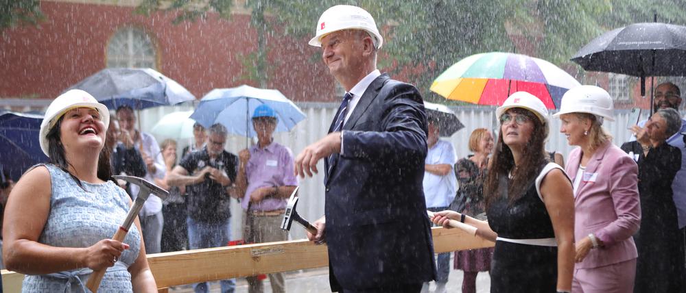 Mit Hammer im Regen: Ministerin Schüle, Ministerpräsident Woidke, Ministerin Lange (v.l.)