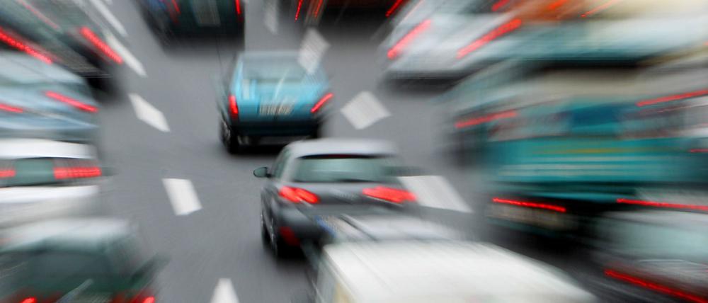 Viele Autofahrer nutzen einen Schleichweg, um dem Stau auf der Nedlitzer Straße auszuweichen (Symbolbild).