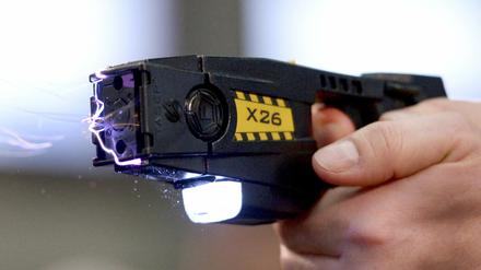 Taser verschießen an dünnen Drähten befestigte Pfeile, die einen Stromschlag auslösen.