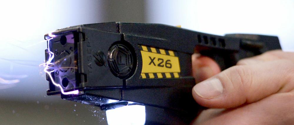 Taser verschießen an dünnen Drähten befestigte Pfeile, die einen Stromschlag auslösen.