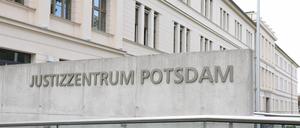 Der 18-Jährige muss sich vor einer Jugendkammer des Landgerichts Potsdam verantworten.
